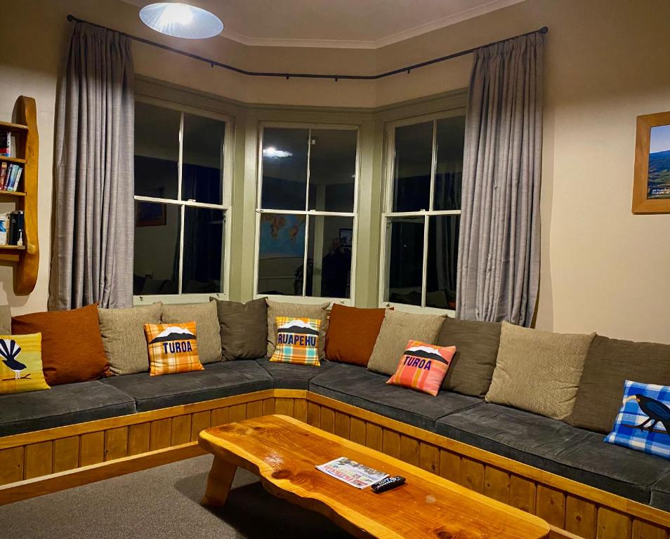 Shared lounge/TV area, Station Lodge in Ohakune