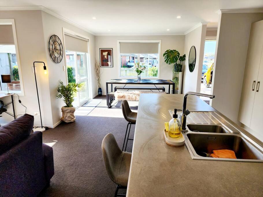 Stylish Fresh Haven for up to 8 guests, Hamilton