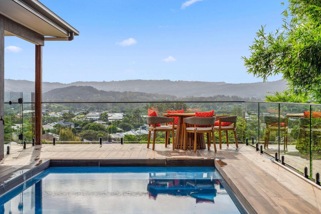 Hillside Hideaway - Hinterland Escape with Panoramic Views, Woombye