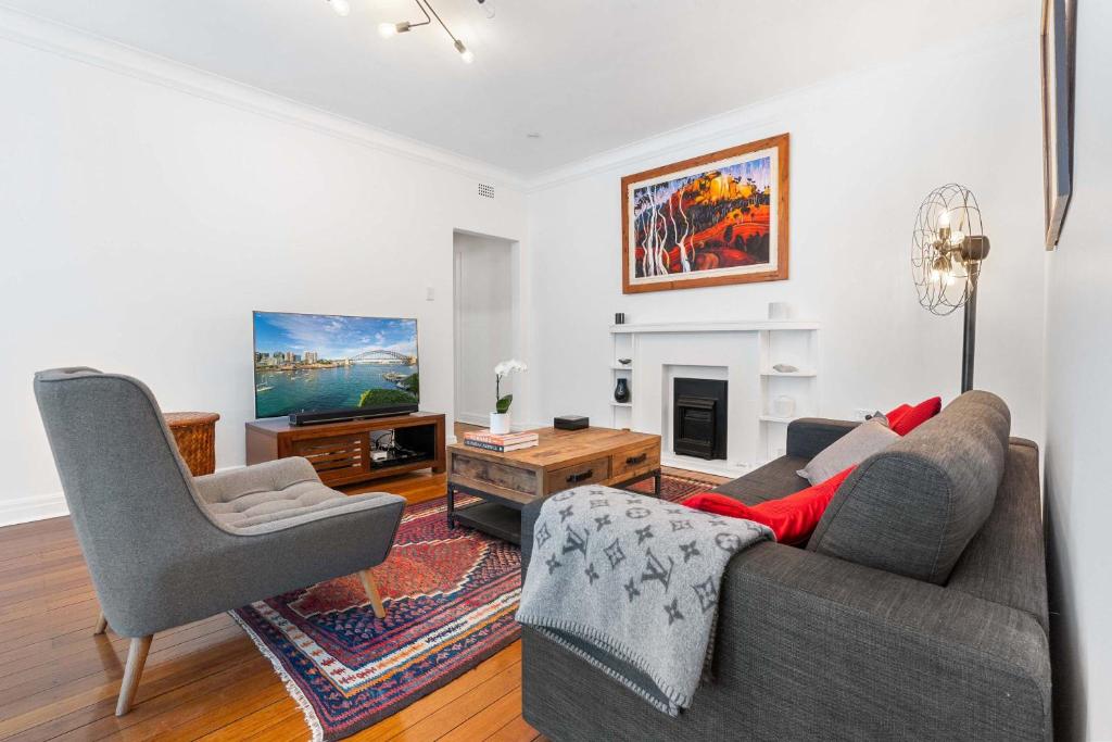 Art-Deco Gem in Midlothian Opposite Beach, Sydney