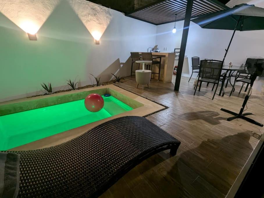 Preciosa Casa en Mérida, 2 Habitaciones, Excelente Ubicación, AC, Alberca, Asador y Estacionamiento - 3