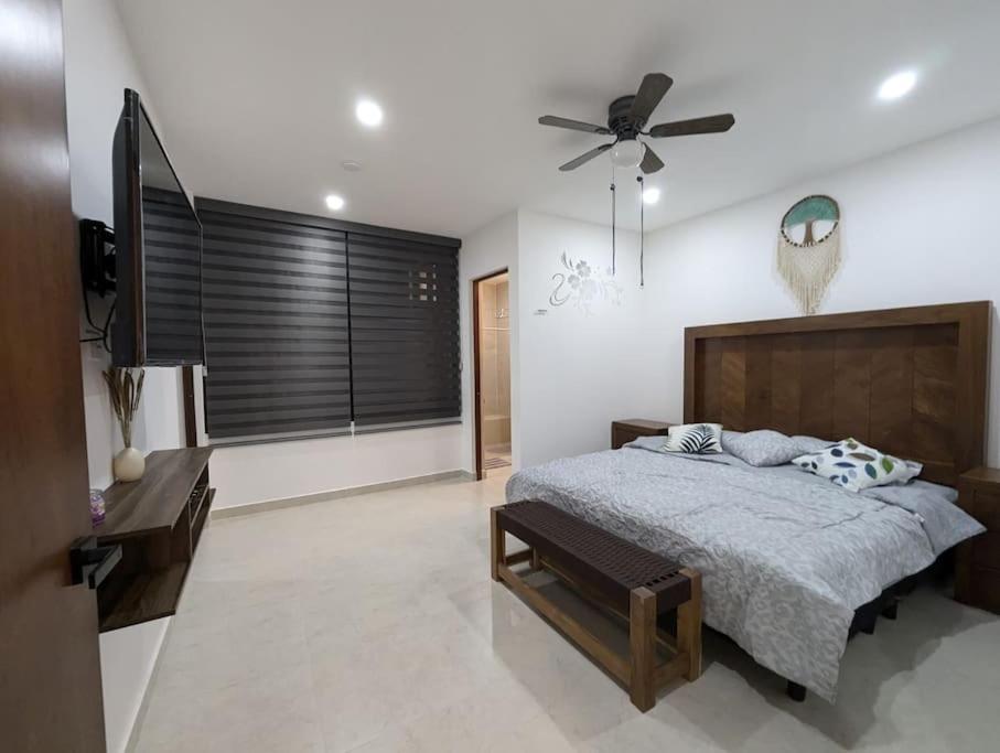 Preciosa Casa en Mérida, 2 Habitaciones, Excelente Ubicación, AC, Alberca, Asador y Estacionamiento - 4