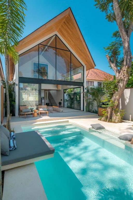 Vaya - Luxe & Stylish 3BR Villa Just Steps from the Beach, Seminyak