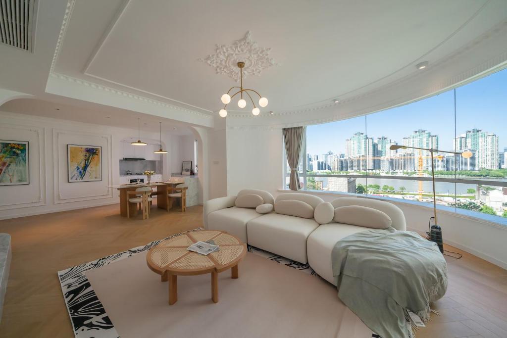 Eastern Hub - Bund Branch Simply Luxurious 4 King Beds, Big French Windows with Bund Views, Shanghai