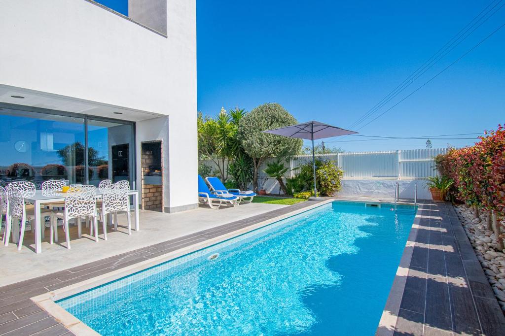 Casa Madeira - Spacious 4-Bedroom Villa with Private Pool, Carvoeiro