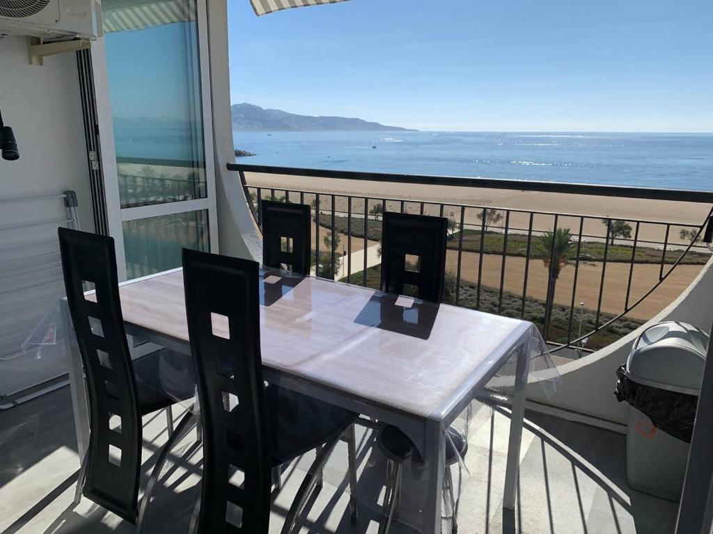 AwayDays Minimal Apartment with Incredible Views, Empuriabrava