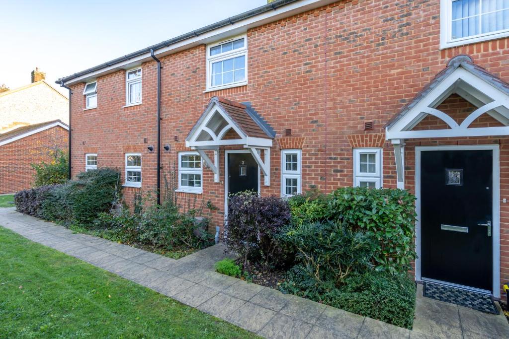 Rolls Royce View - 2 Bed House Sleeps 6 near Goodwood, Witterings and Rolls Royce Factory, Chichester