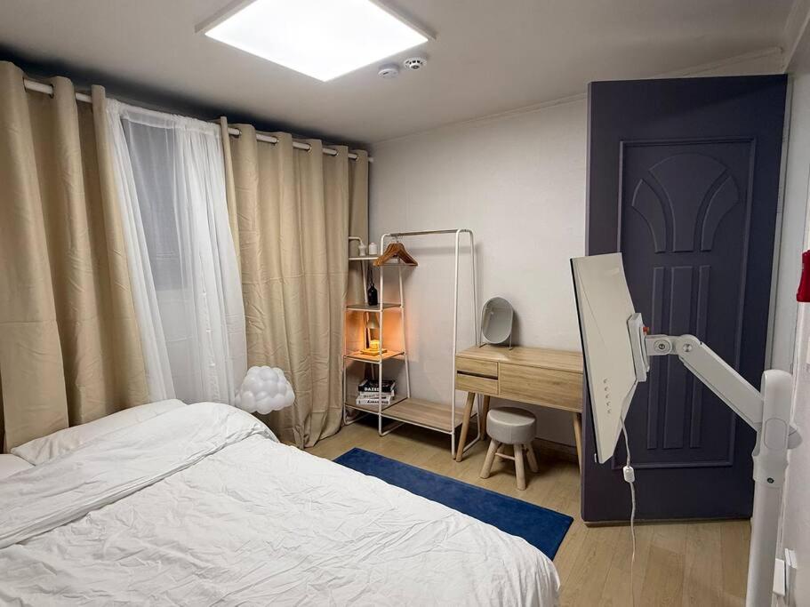 KojjeeBnB Bed Room2, Qeen size bed2, TV 2, #KSPO#JYP#Hanriver