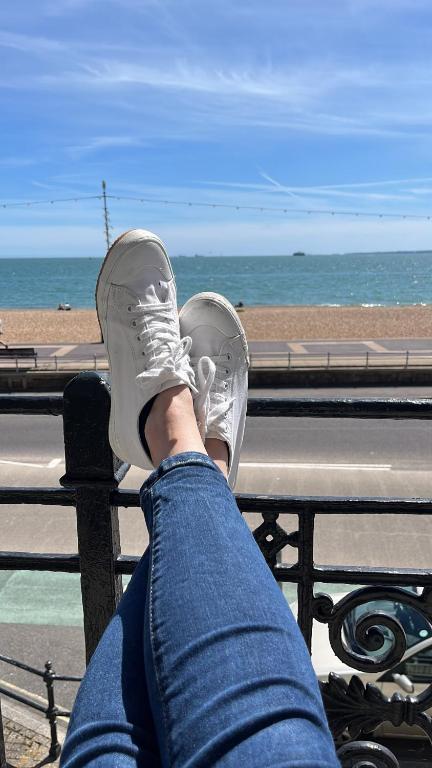 Beach from the Balcony, ensuite and private parking, Portsmouth
