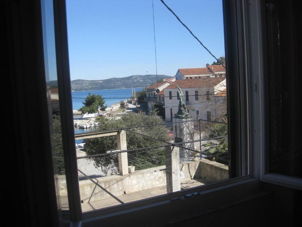 House Vese, Iž Mali