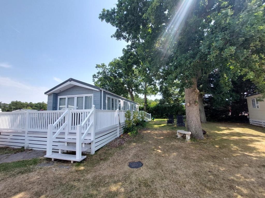 Tulip Lodge at Oakdene - Passes included free!, Ferndown