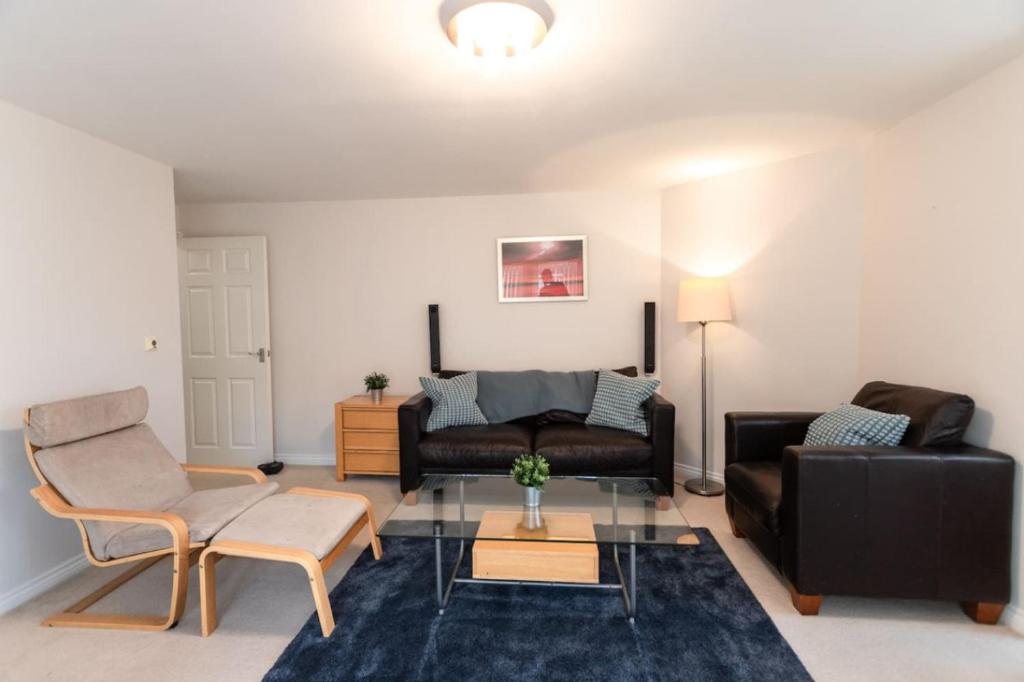 Florey Court, Long Stays Disc, Sleeps 6 in 2 Bedrooms, Parking, Swindon