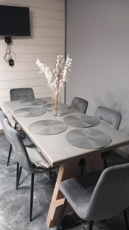 Між Тростяном та рікою, Slavske