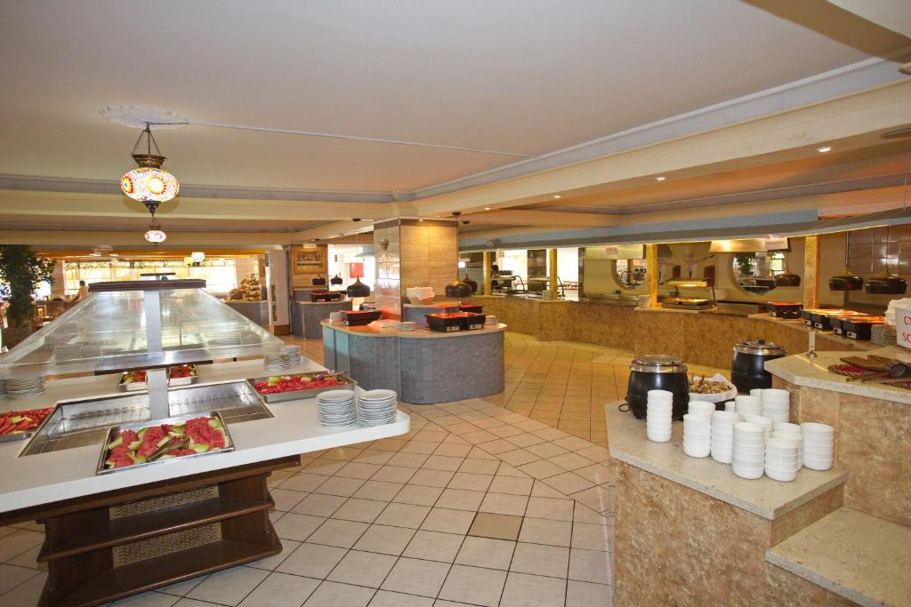 Eri Beach & Village Hotel — Restaurant & bars in Hersonissos