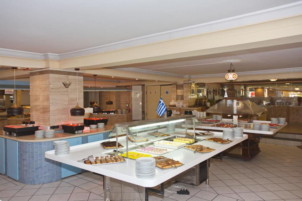 Eri Beach & Village Hotel — Restaurant & bars in Hersonissos