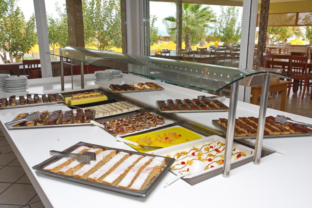 Eri Beach & Village Hotel — Restaurant & bars in Hersonissos