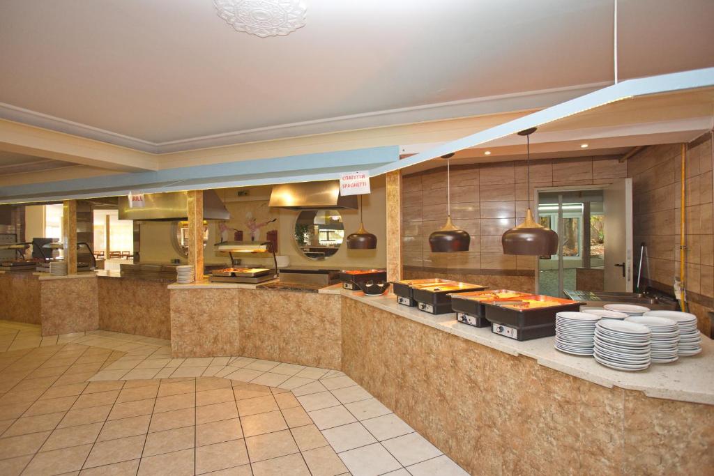 Eri Beach & Village Hotel — Restaurant & bars in Hersonissos