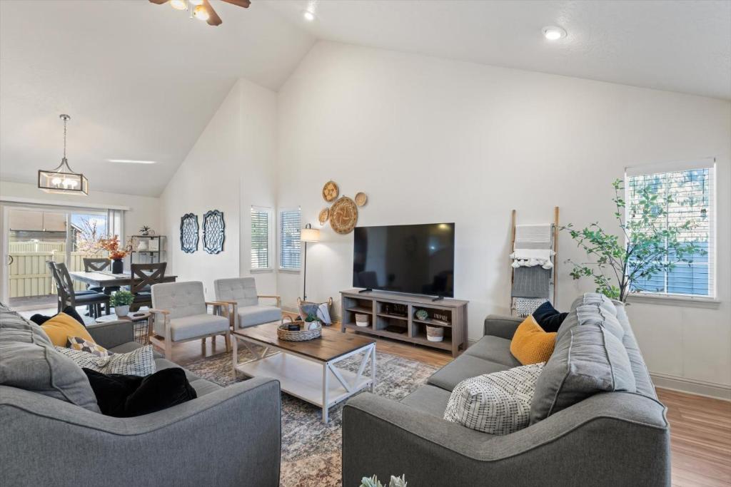 Chill & Grill Firepit, Bbq, 70 Tv, Near Topgolf, Meridian