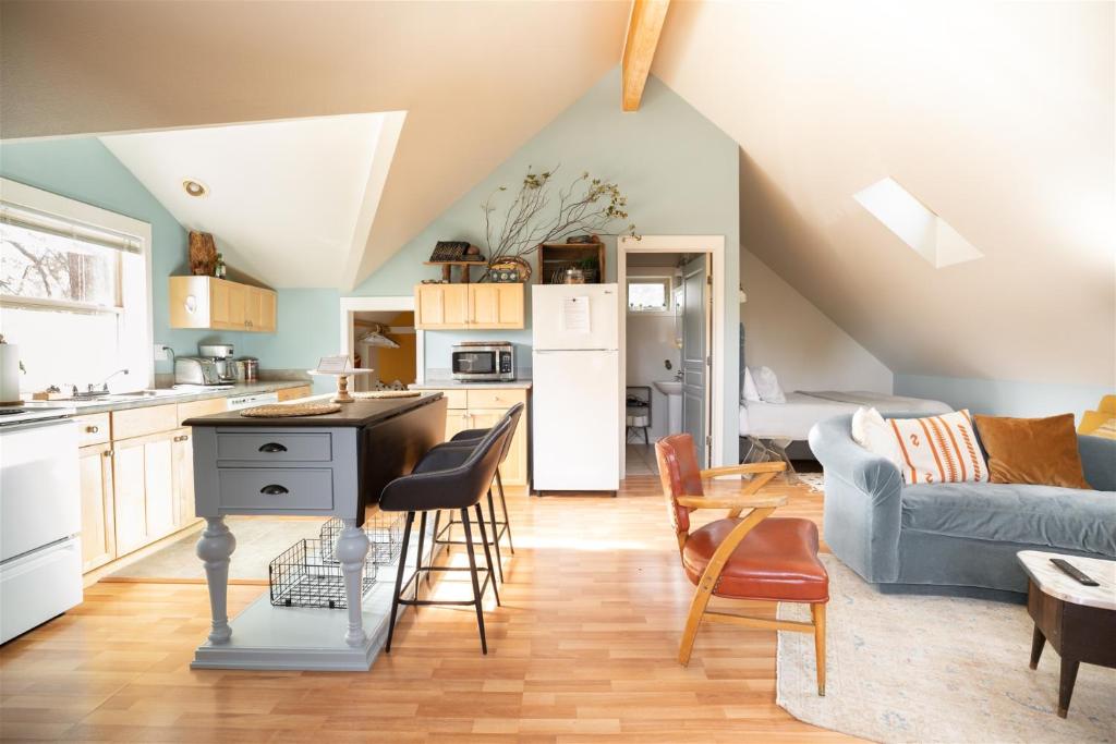 Bluebird Day - Pine Hideaway, Bend