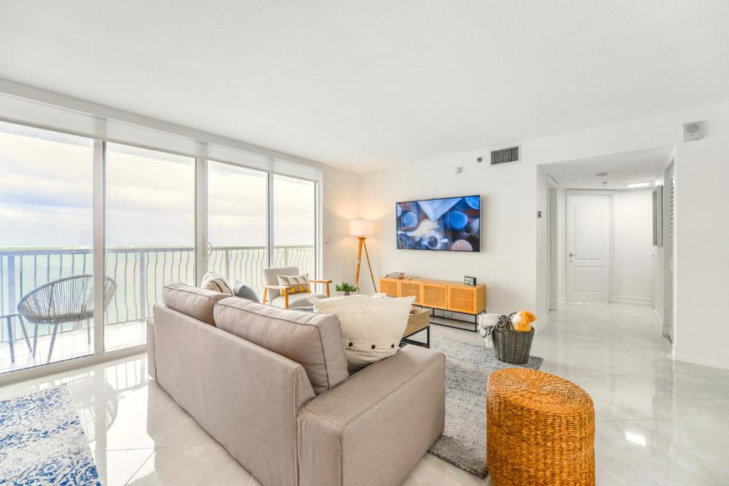 Open the Window and Enjoy the Sea Breeze at Exclusive Condo!, Miami