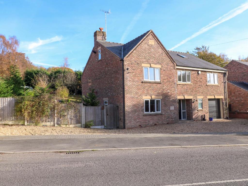 Five Acres, Chesterfield