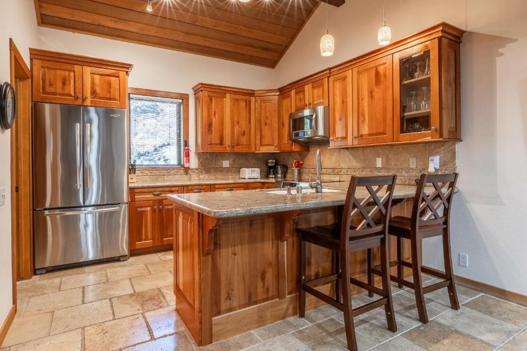 Snowcreek #482 - Updated ! 3 Bedroom + Loft, 2 Bathroom, Sleeps 10!, Mammoth Lakes