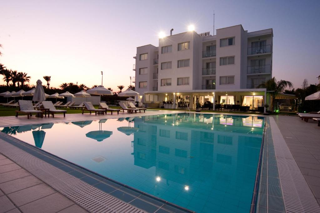 Mercure Larnaca Beach Resort in Larnaka, Cyprus - reviews, prices | Planet of Hotels