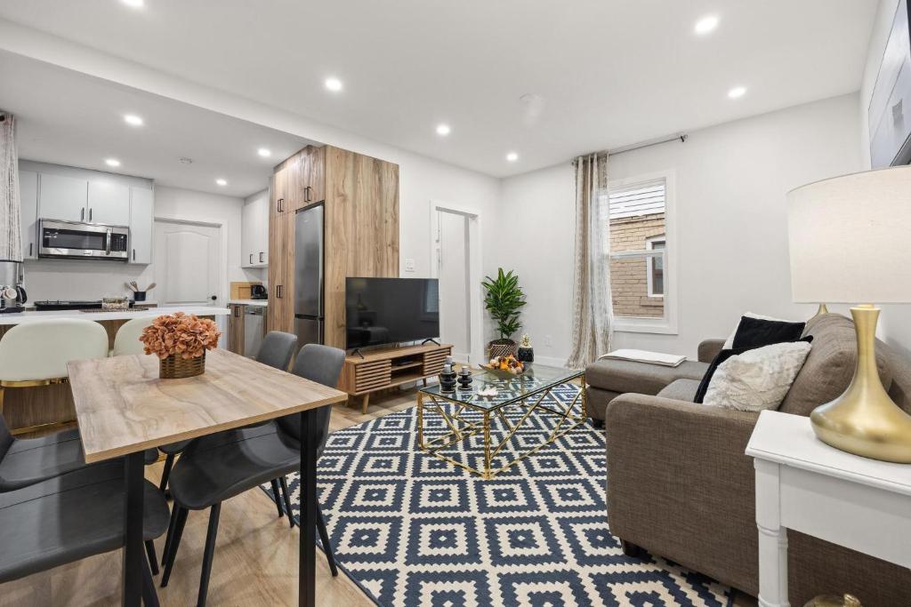 Private House with parking & steps to subway, Toronto