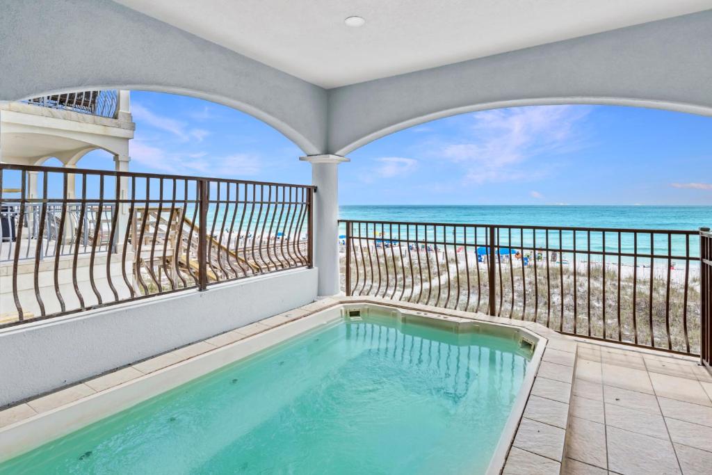 Gulf Front, Pool, Hot Tub- 2 Kitchens - Elevator, Destin