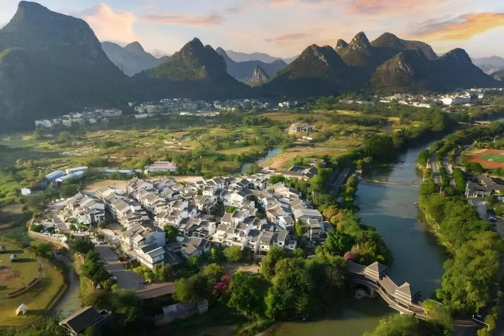 Serene Vale Inn Railway station free pick-up by 2 nights English and Spanish reception available, hotel in Guilin