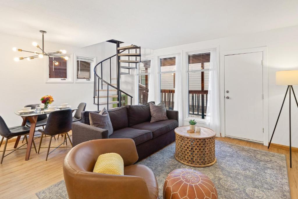 Comfort, Style, Short Walk to Town Park & Gondola condo, Telluride