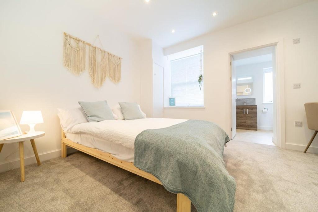 Ground-floor apartment in Newquay - dog-friendly with level access
