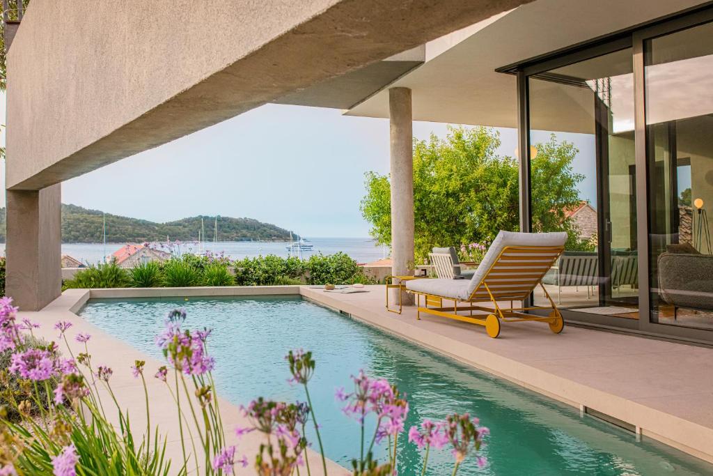 Seaview and Pool House Manu, Vis