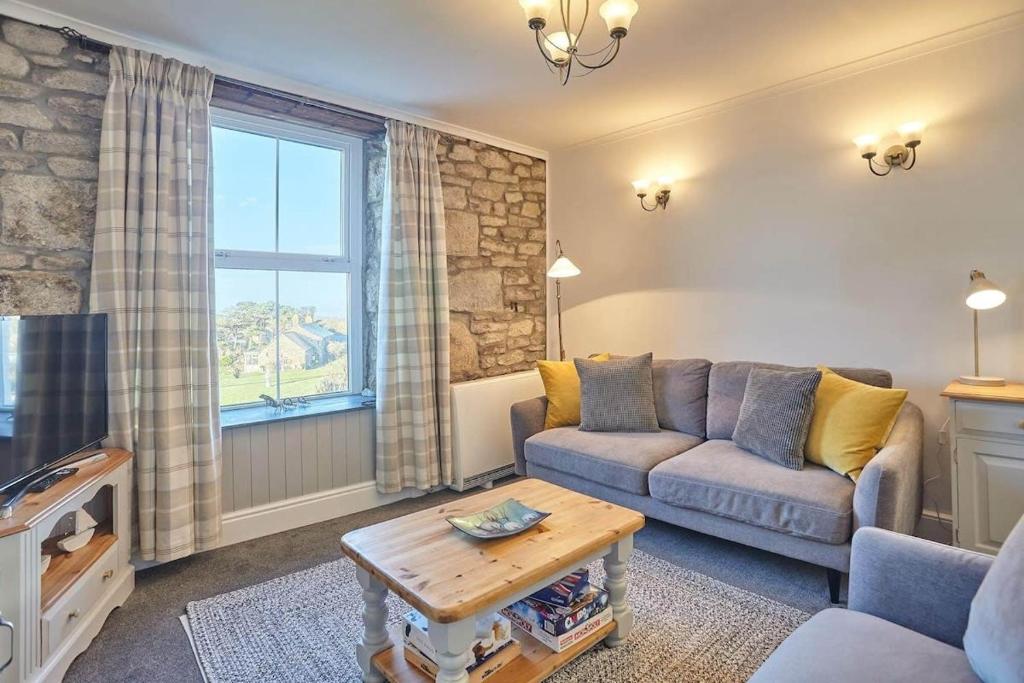 Cosy Flat Sea Views Short Walk to Shops & Pub, Sennen