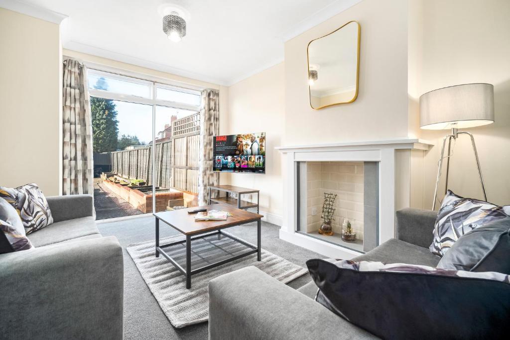 Modern stylish home, Garden, Parking, WiFi Families Contractors, Birmingham