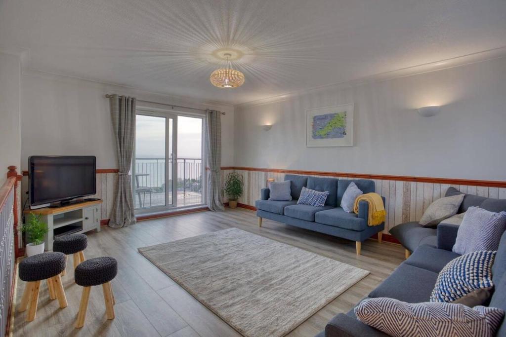 Large House with Panoramic Sea Views & Parking, Newlyn