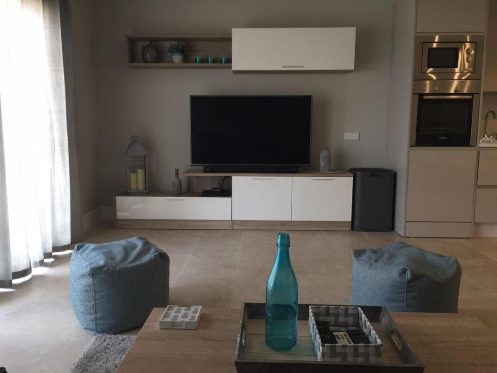Modern apartment with view to Gibraltar, large terrace and jacuzzi - 1