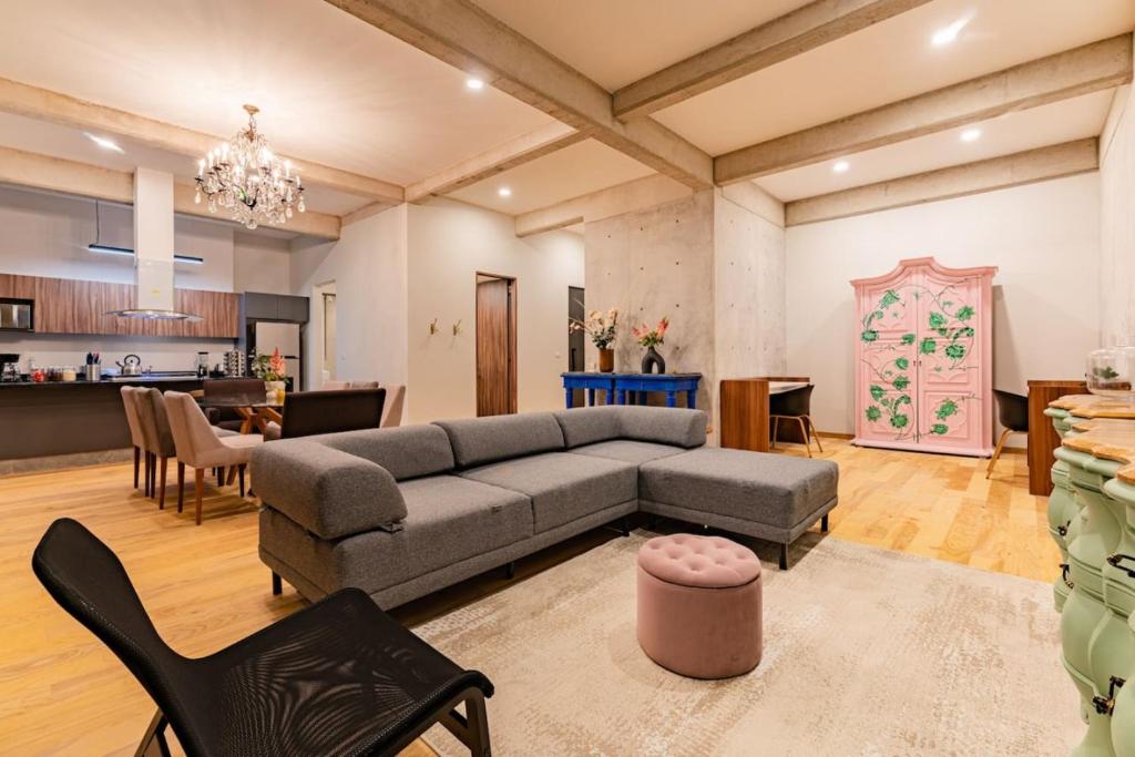 Modern Home with Balcony Office Space and Free Parking - 2