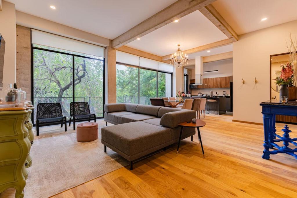 Modern Home with Balcony Office Space and Free Parking - 3
