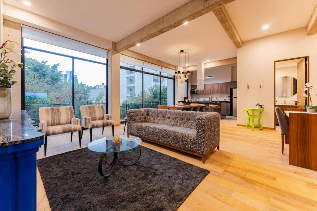 Modern Art Filled Home with Large Living Space and City Views, Mexiko