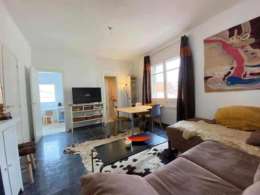 Double room with inside window in shared apartment, Barcelona