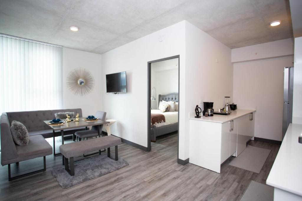 Gold Rabbit at 26, City Views and Wonderland Vibes!, Hatillo