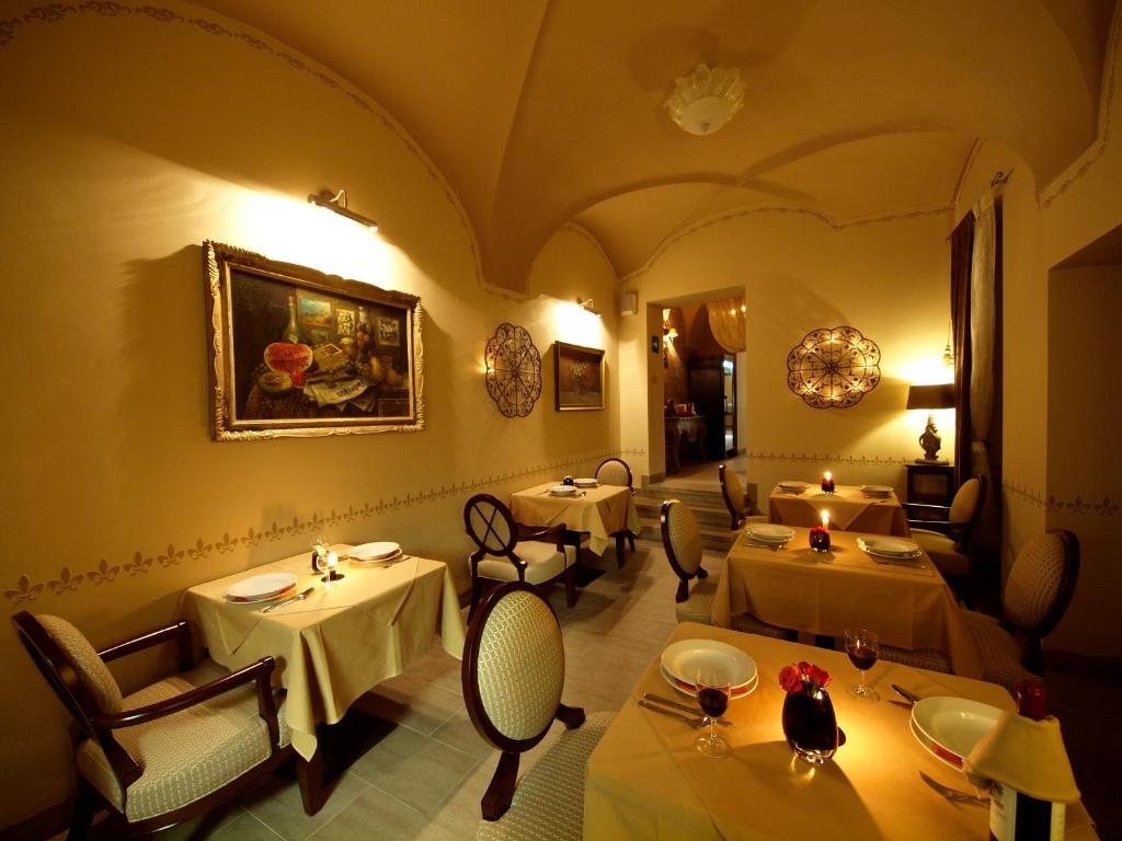 Restaurant, Apartments Almandine in Prague