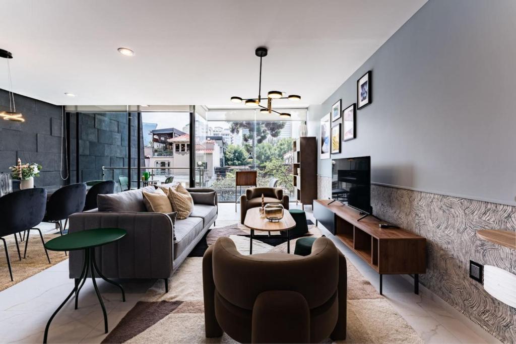 Stylish Polanco Stay Best for Groups with Workspace - 4