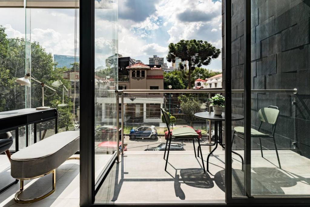 Urban Elegance Apartment with Balcony Views - 3
