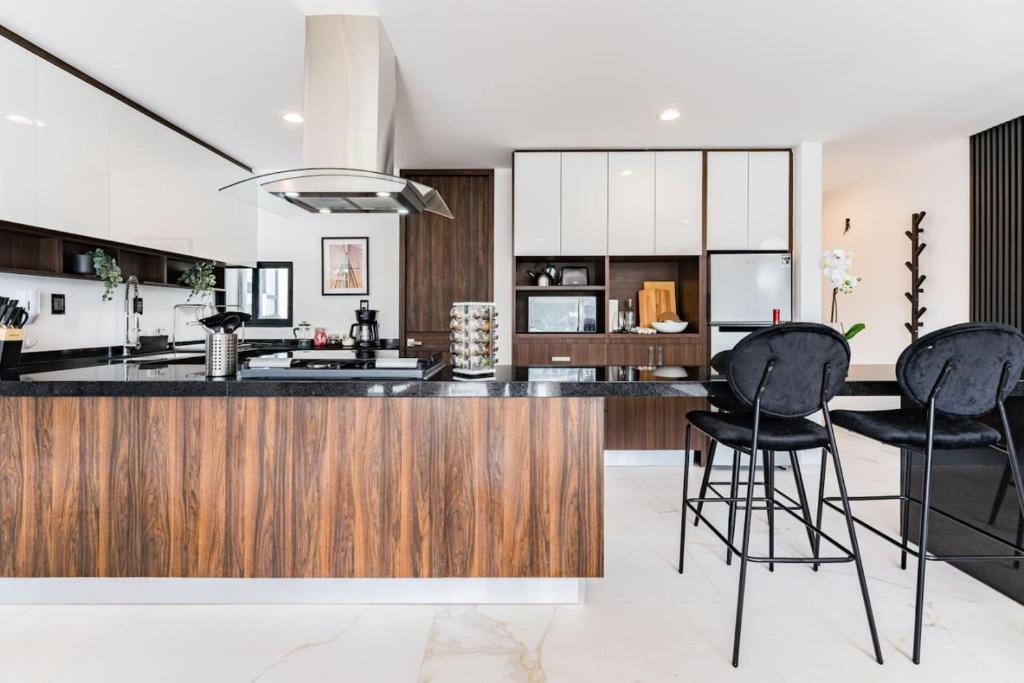 Urban Elegance Apartment with Balcony Views - 4