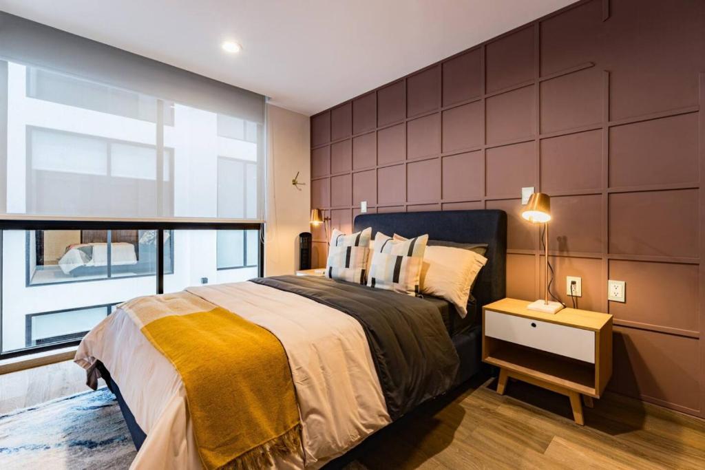 Urban Elegance Apartment with Balcony Views - 5