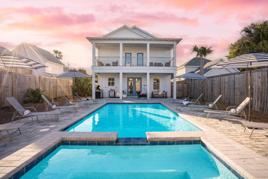 Lyle by AvantStay Chic Beach House w Pool Hot Tub Walking Distance to Ocean, Destin