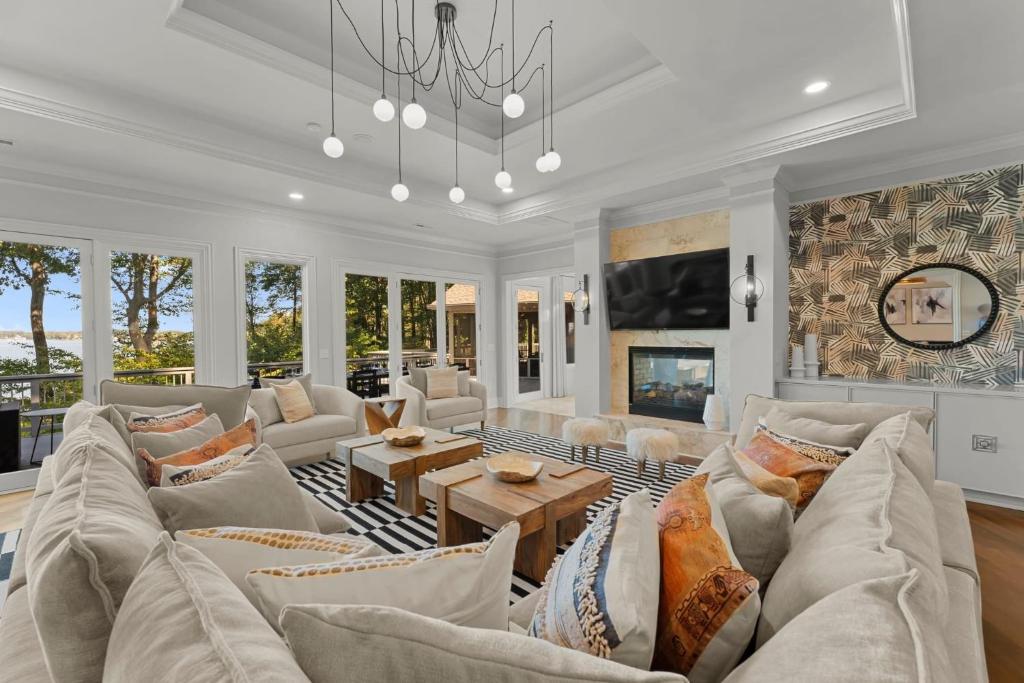 Modern Masterpiece by AvantStay Waterfront Private Dock, Denver