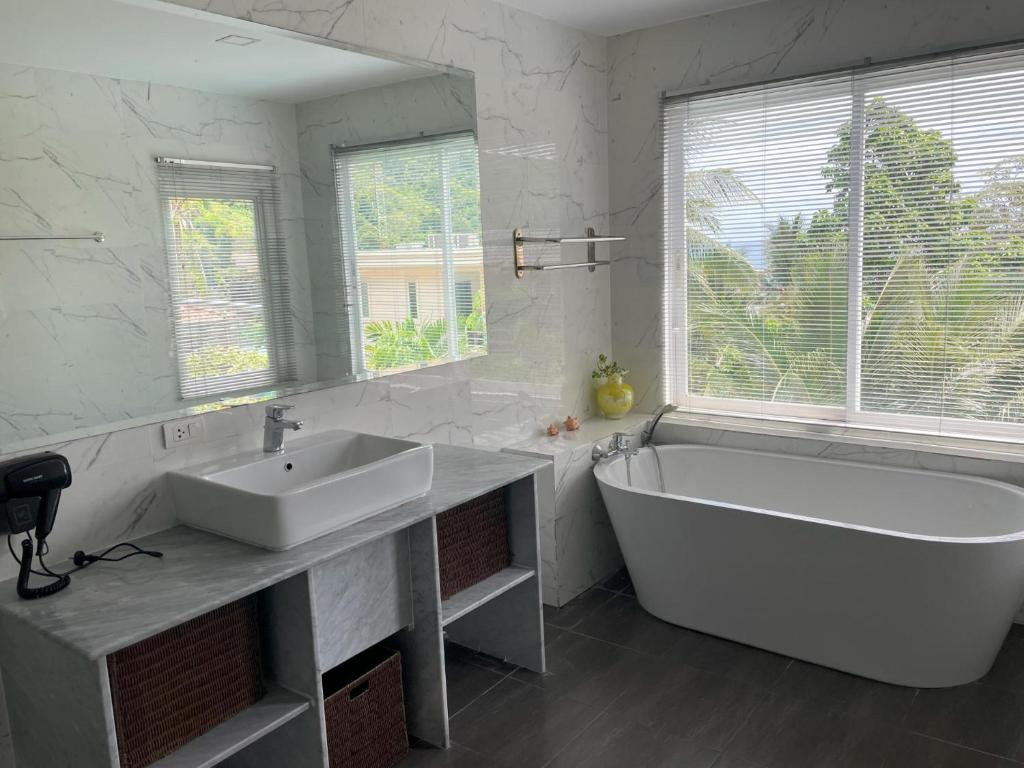 Kata Top View by Lofty, Kata pláž